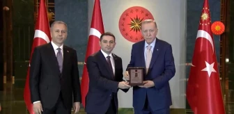 Cumhurbaşkanı Recep Tayyip Erdoğan, Aziziye Kaymakamı Muhammet Tugay'a ödülünü verdi