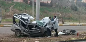 Batman'da Beton Elektrik Direğine Çarpan Araç Sürücüsü Hayatını Kaybetti