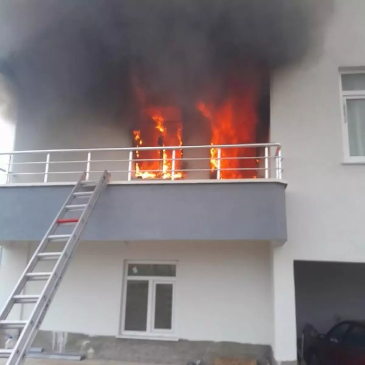 Aksaray'da Sobadan Sıçrayan Kıvılcımlar Yangına Neden Oldu