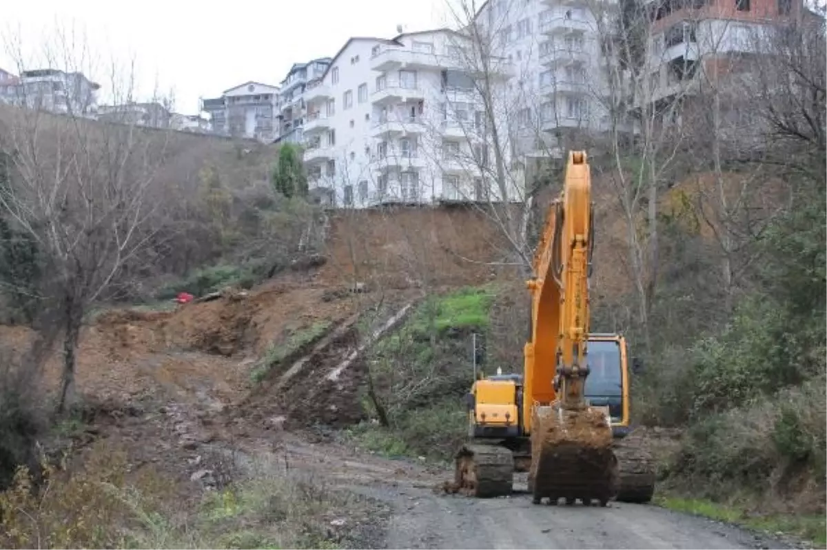 Kocaeli'de Temel Kazısı Sonrası Heyelan: 14 Kişi Tahliye Edildi