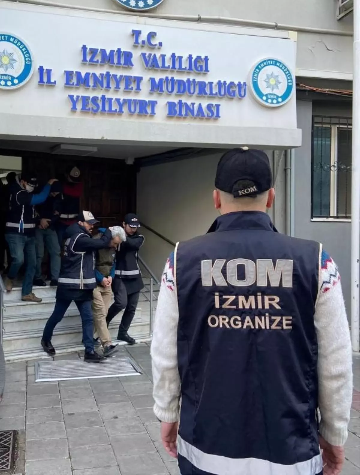 İzmir'de FETÖ operasyonu: 4 tutuklama