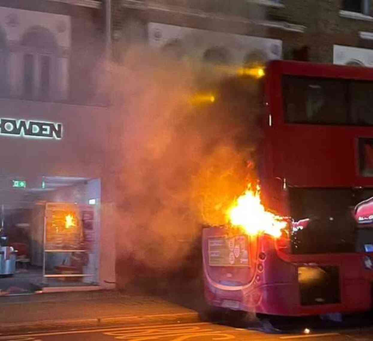 Londra'da elektrikli çift katlı otobüste patlama meydana geldi