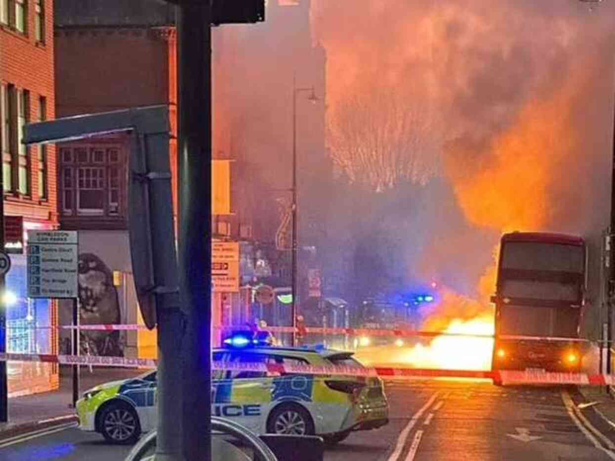 Londra'da elektrikli çift katlı otobüste patlama meydana geldi