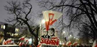Polonya'da Hukuk ve Adalet Partisi Destekçileri Protesto Düzenledi