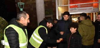 Bozüyük Belediyesi Regaip Kandili'nde vatandaşlara kandil şekeri ikram etti
