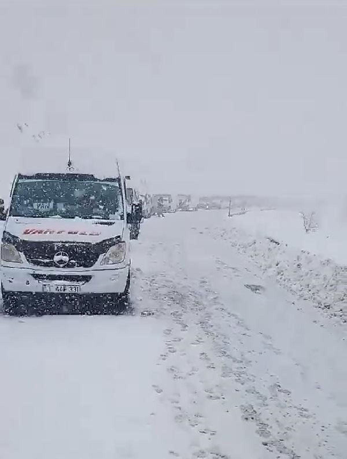 Şemdinli'de kara yolunda kara saplanan 18 araç ve içindekiler kurtarıldı