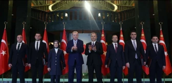 Diyarbakır Yenişehir Kaymakamı ve Belediye Başkan Vekili Murat Beşikci'ye ödül