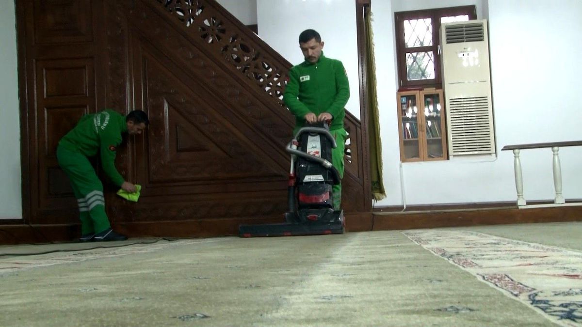 Zeytinburnu Belediyesi Camileri Gül Suyuyla Temizledi