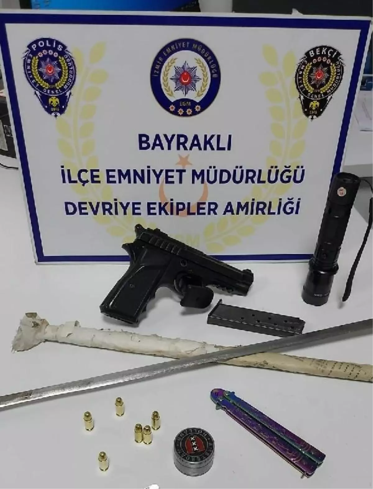 İzmir'de berber dükkanında uyuşturucu ve silah ele geçirildi
