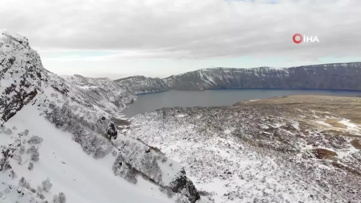 Beyaz örtüye bürünen Bitlis'in yıldızlarla bütünleşen manzarası hayran bırakıyor