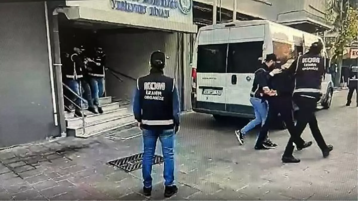 İzmir'de FETÖ ve silah kaçakçılığı suçundan hüküm giyen şüpheliler yakalandı
