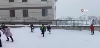 Karlıova'da çocuklar yağan karda doyasıya eğlendi