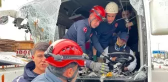 Antalya'da personel servisi kamyonete çarptı: 9 yaralı