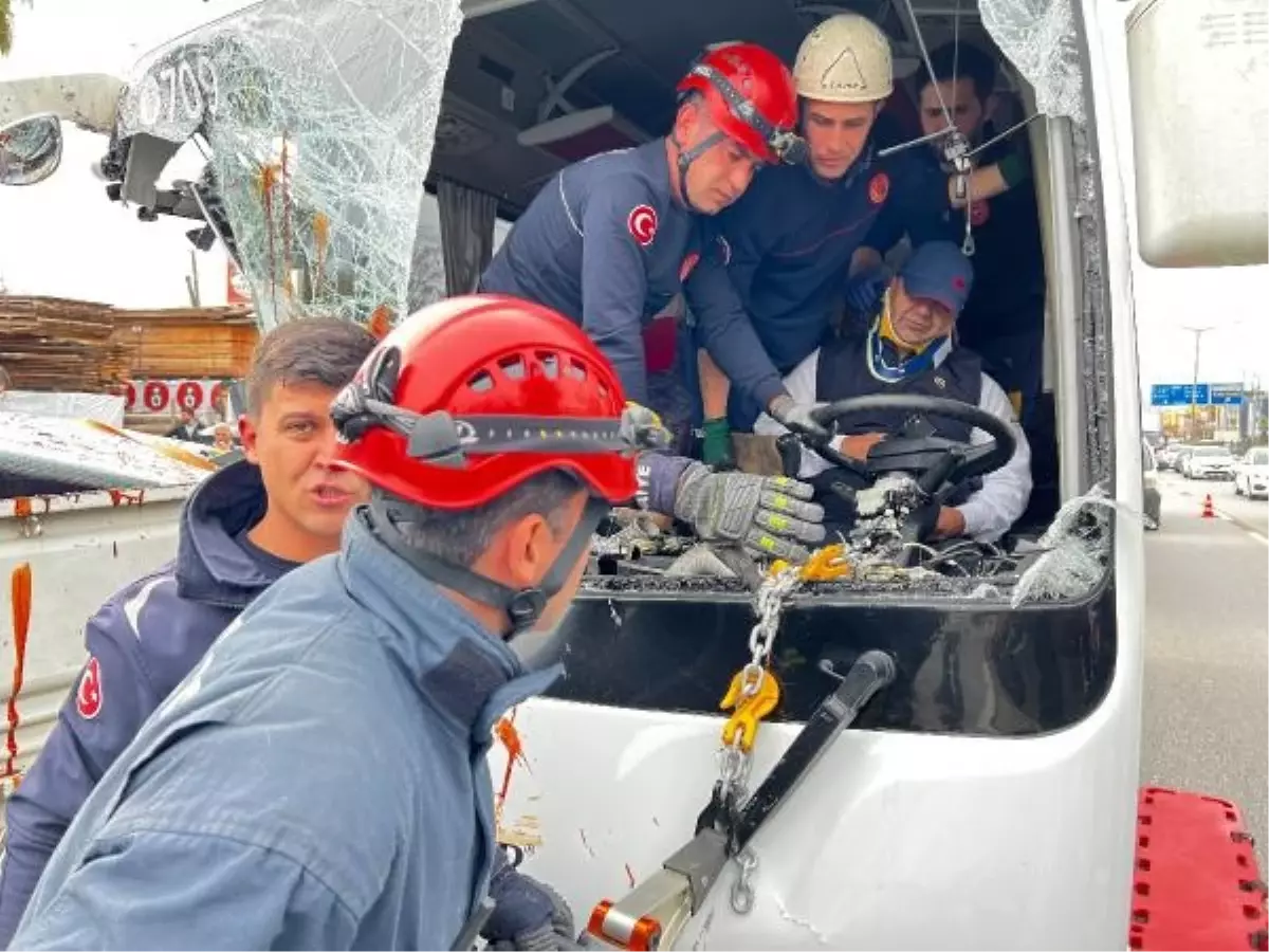 Antalya'da personel servisi kamyonete çarptı: 9 yaralı