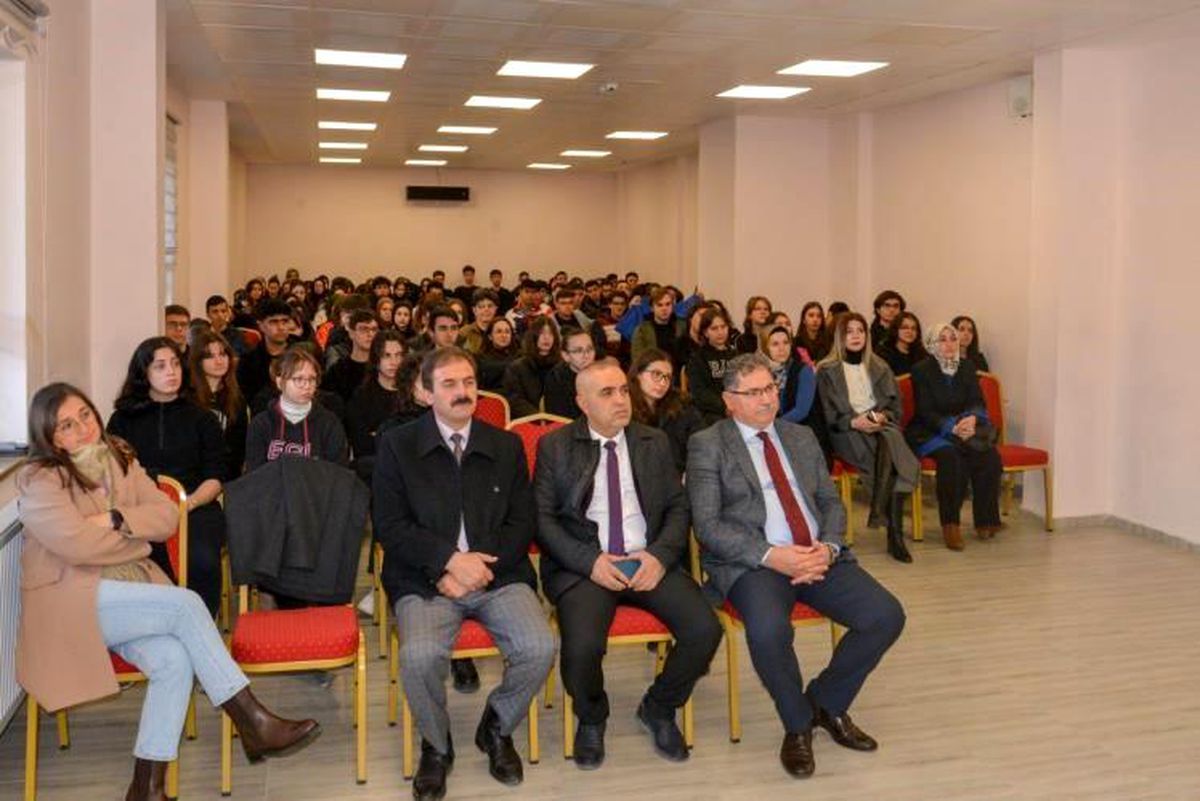 Bilecik Ertuğrulgazi Lisesi Öğrencilerine 'Üniversiteli Olmak' Konulu Seminer Verildi