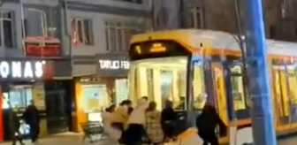 Eskişehir'de tramvayın arkasına tutunan çocuklar hayrete düşürdü