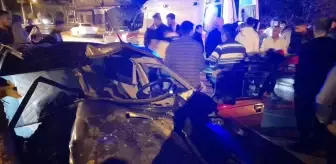 Finike'de palmiye ağacına çarpan otomobilde 3 kişi yaralandı