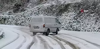 Bartın'da kar yağışı etkili oldu, sürücüler zor anlar yaşadı