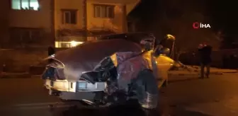 Burdur'da kontrolden çıkan otomobil duvara çarptı: 2 yaralı