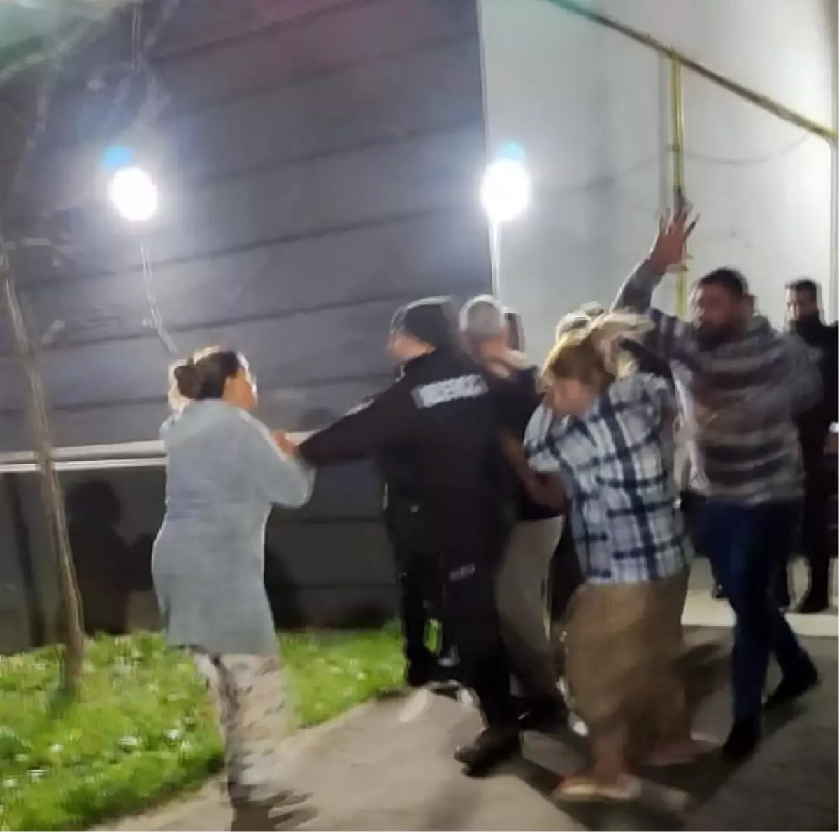 Düzce'de komşu kavgası: 3 kişi yaralandı, 2 şüpheli gözaltına alındı