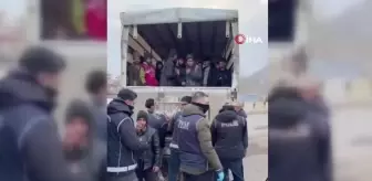 Erzincan'da kamyon kasasında 99 kaçak göçmen yakalandı