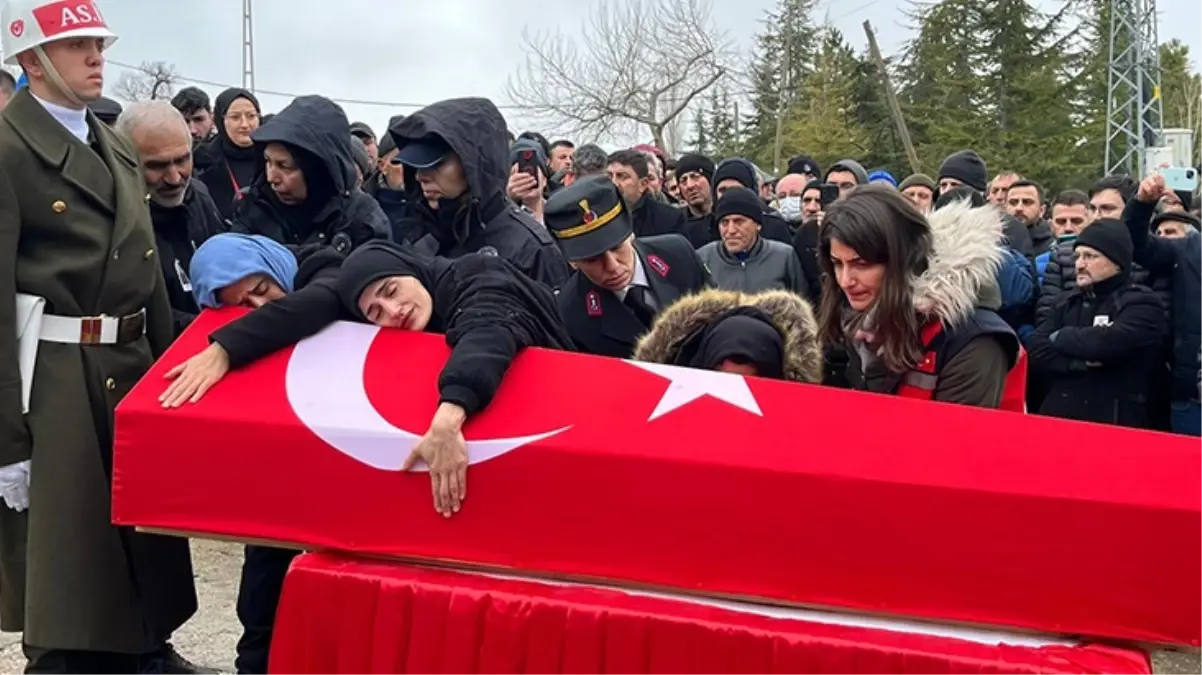 Şehit yakınlarının feryatları Mehmetçik'i ağlattı! Gözyaşlarını silah arkadaşı sildi
