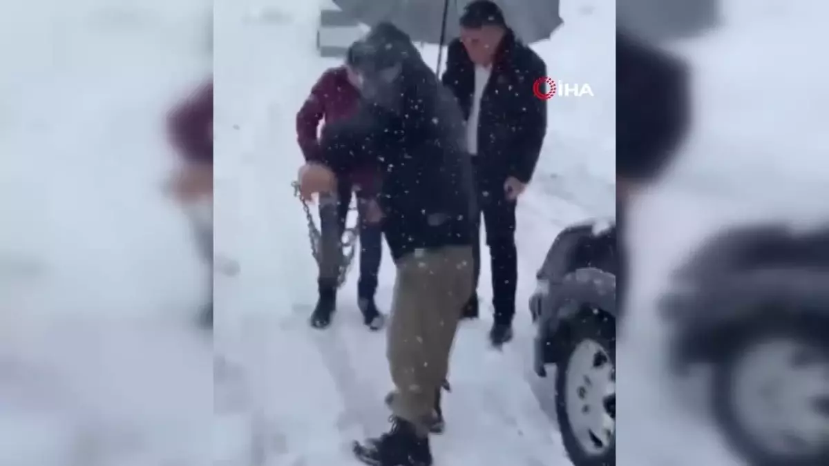Şemdinli yolunda kar nedeniyle araçlar mahsur kaldı, sürücüler zor anlar yaşadı