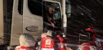 Van'da Tendürek Geçidi'nde mahsur kalan sürücülere Kızılay kumanya dağıtıldı