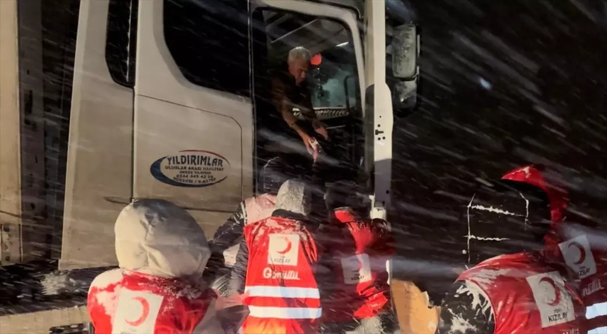 Van'da Tendürek Geçidi'nde mahsur kalan sürücülere Kızılay kumanya dağıtıldı