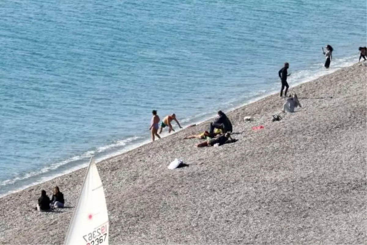 Antalya'da Ocak Ayında Denize Girenler