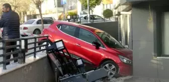 Avcılar'da fren yerine gaza basan sürücü bahçe duvarını aştı