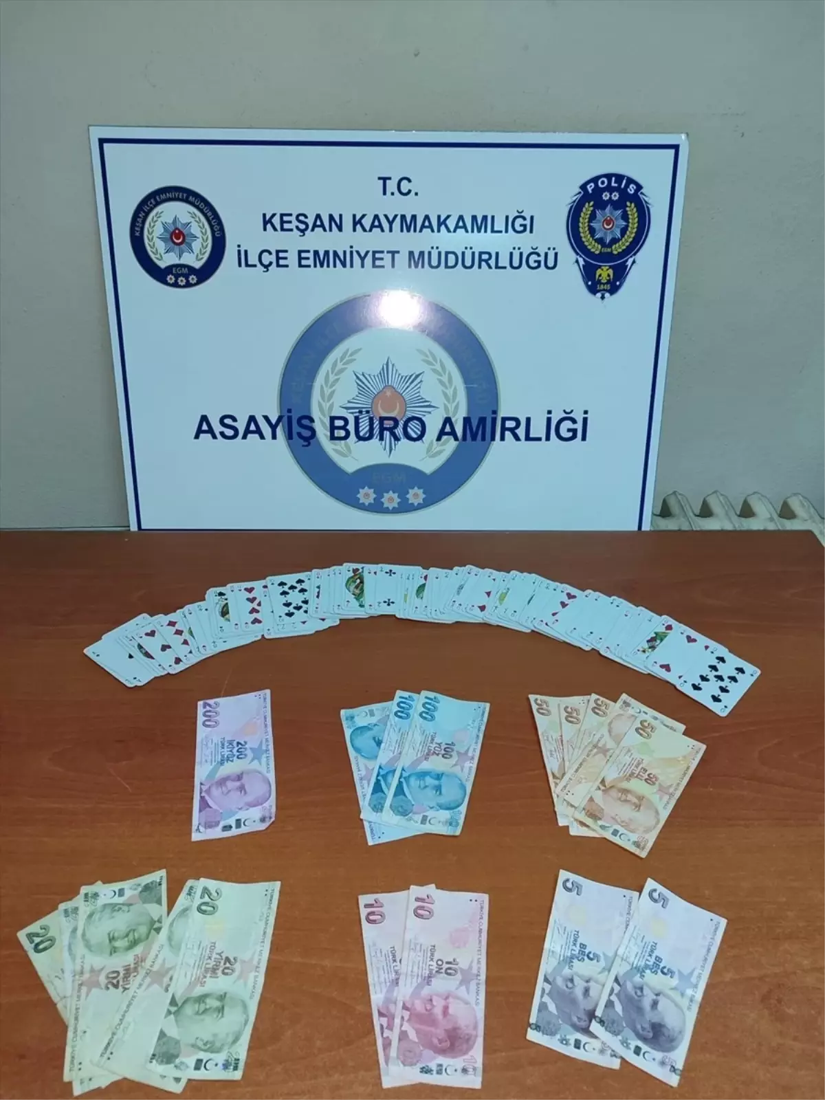 Edirne'de kahvehanede kumar oynayanlara ceza kesildi