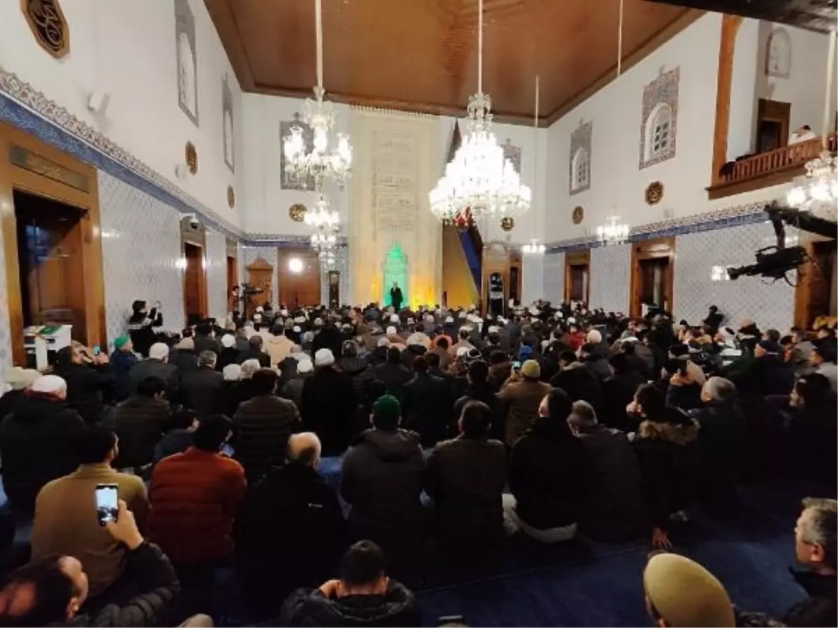 Diyanet İşleri Başkanı Ali Erbaş, şehitler için dua etti