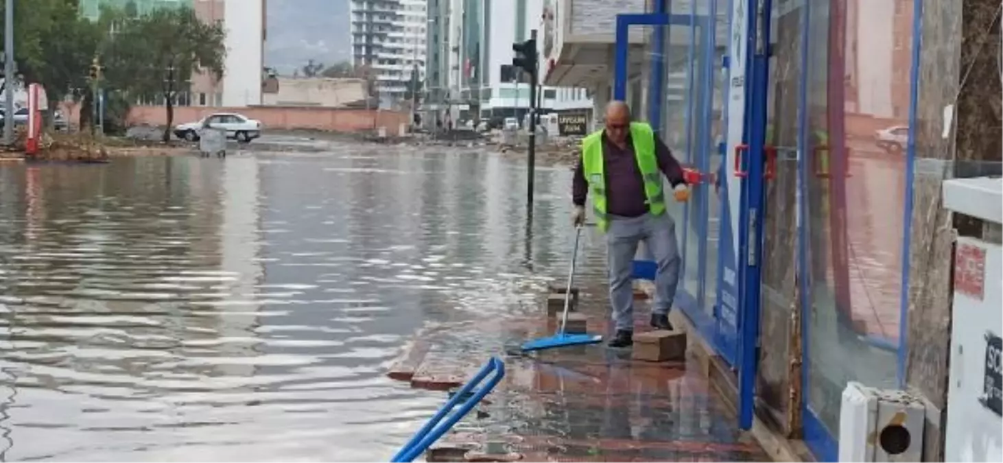 İskenderun'da sağanak sonrası su çekilmeye başladı