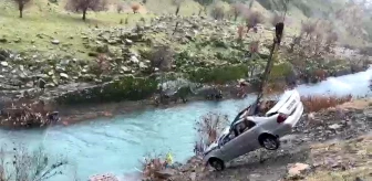 Şırnak'ta Habur Çayı'na düşen otomobil vinç yardımıyla çıkartıldı