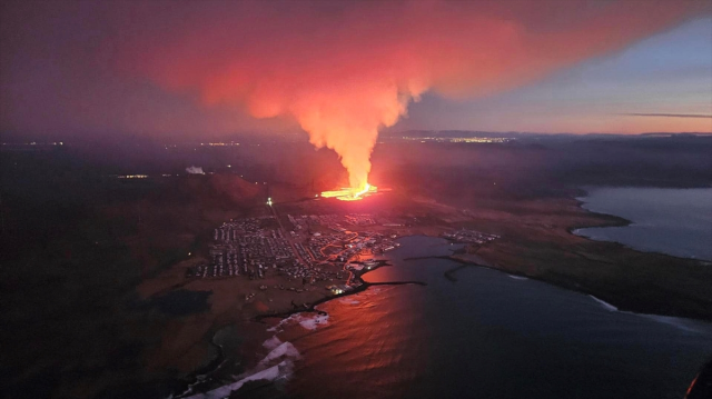 İzlanda'da yanardağ patladı, kasaba tahliye edildi