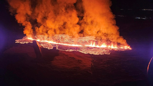 İzlanda'da Yanardağ Patlaması: Grindavik Kasabası Tahliye Edildi
