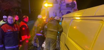 İzmir'de yol temizleme aracına minibüs çarptı: 1 yaralı