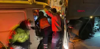 İzmir'de yol temizleme aracına minibüs çarptı: 1 yaralı