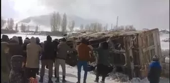 VAN'da 30 kişi, kanala düşen kamyonu çekerek kurtardı