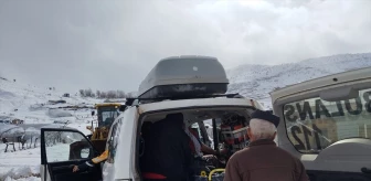 Siirt'te kardan kapanan köyde rahatsızlanan çift tedavi altına alındı