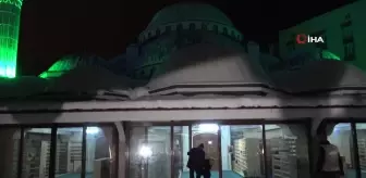 Tatvan'da sabah namazında buluşan vatandaşlar şehitler için dua etti