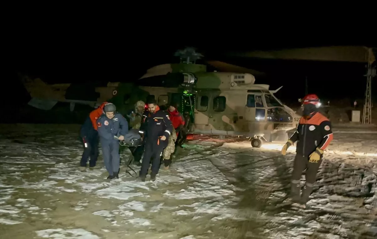 Hasan Dağı'nda düşen kadın dağcı helikopterle kurtarıldı