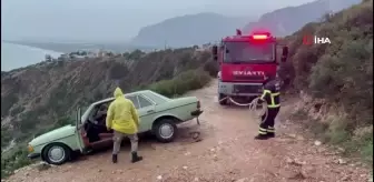 Uçurumdan yuvarlanmaya ramak kala durmayı başaran otomobili itfaiye ekipleri kurtardı