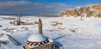 Van'da Kar Yağışı Sonrası Tarihi Yapılar Beyaza Büründü