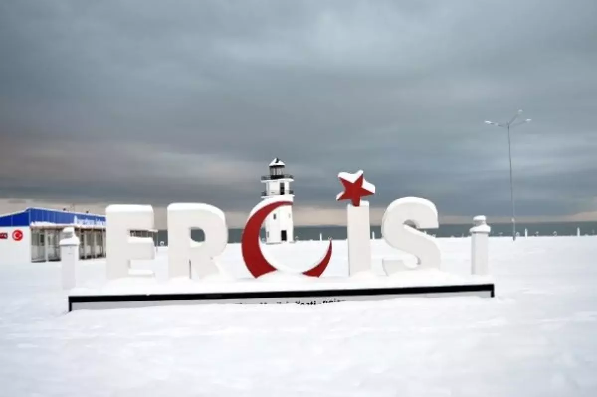 ERCİŞ'TE KAR KALINLIĞI 40 SANTİMETREYE ULAŞTI