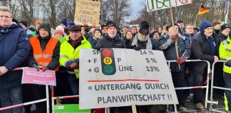 Almanya'da Çiftçiler Tarımsal Sübvansiyonların Kaldırılmasını Protesto Etti