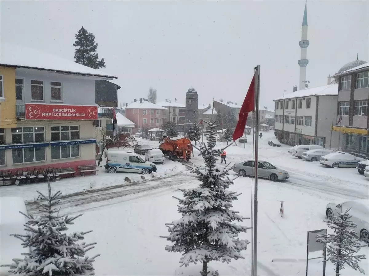 Tokat'ın Başçiftlik ilçesinde karla mücadele çalışmaları başladı