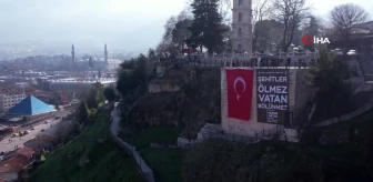 Bursa'da Şehitler İçin Türk Bayrağı ve Pankart Asıldı