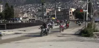 Enkaz kentte motorculardan birlik mesajı